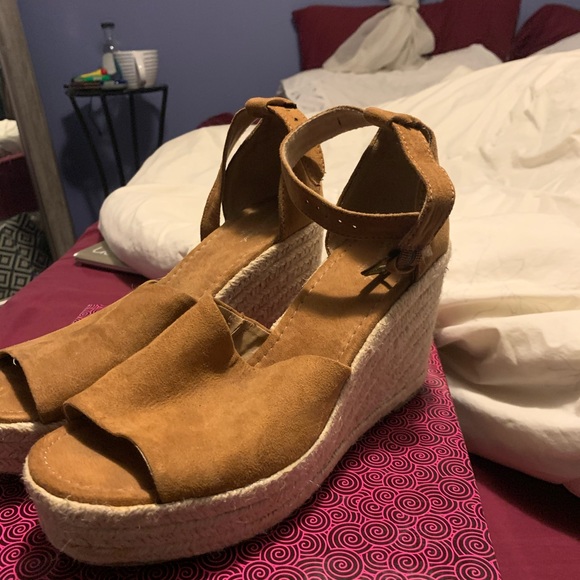 Selling shoes! Barely worn! - Picture 2 of 8